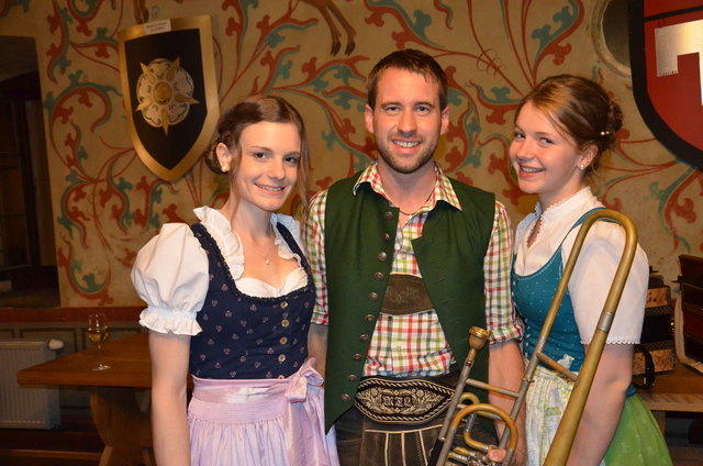 Der neue musikalische Leiter Michael Lindinger aus Oberhofen am Irrsee mit Maria Neureiter (li.) und Veronika Strunz (re.).