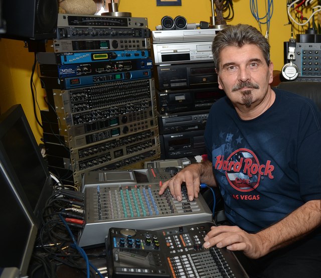 Georg Ragyoczy ist in seinem Element und möchte Musikern einen Einstieg ins Musikgeschäft erleichtern. | Foto: Glazmaier