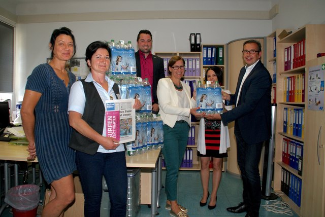 Die Mitarbeiterinnen des Regionalverbands Pongau mit BB-Regionalleiter Enengl und Lerchster-Papai mit Mair von Gasteiner Mineralwasser.