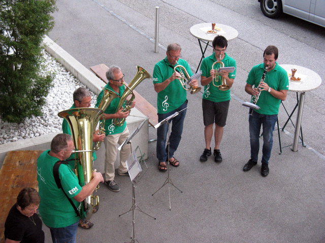 Die Klostringer, die Tanzlmusi des Musikverein Erla, spielte beim Empfang typisch österreichische Musik – von Walzer, Polka und Marsch bis hin zum Landler.