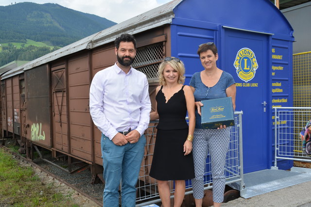 Lions-Präsident Rudi Neumayr, Bgm. Elisabeth Blanik und Umweltausschussobfrau Gerlinde Kieberl vor dem Flohmarktwaggon.