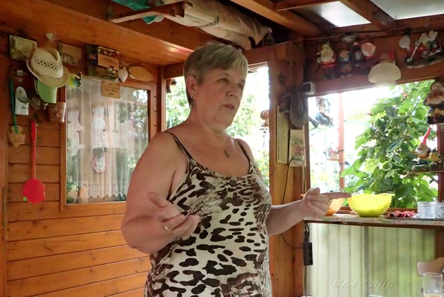 Renate - ganz strenge (Haus-)Herrin begrüßt uns in der gemütlichen Veranda und stellt uns den geplanten Ablauf der Veranstaltung vor