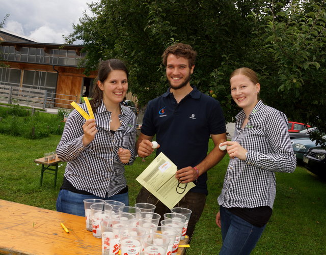 Juror Stefan Höllwerth (LJ Niedernsill) mit dem Team Veronika Riedslperger (Hollersbach) und Eva Hartl (Bramberg).