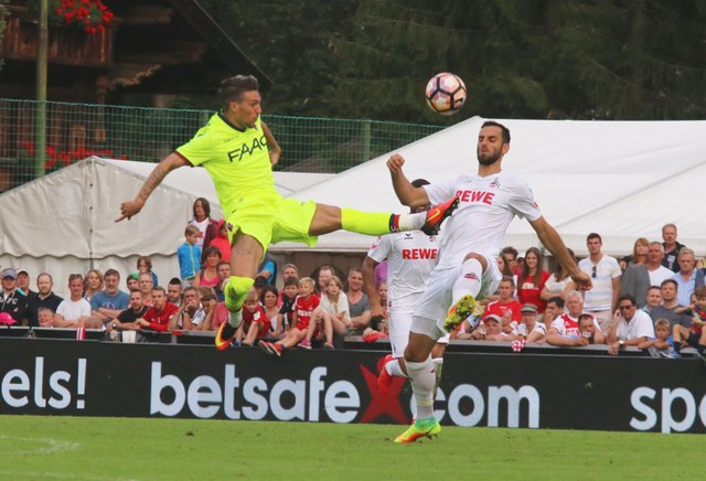 Rassige Szenen wie diese im Testspiel FC Köln - Bologna waren Mangelware. Verletzungen sollen vermieden werden.