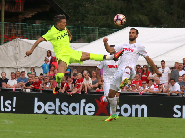 Rassige Szenen wie diese im Testspiel FC Köln - Bologna waren Mangelware. Verletzungen sollen vermieden werden.
