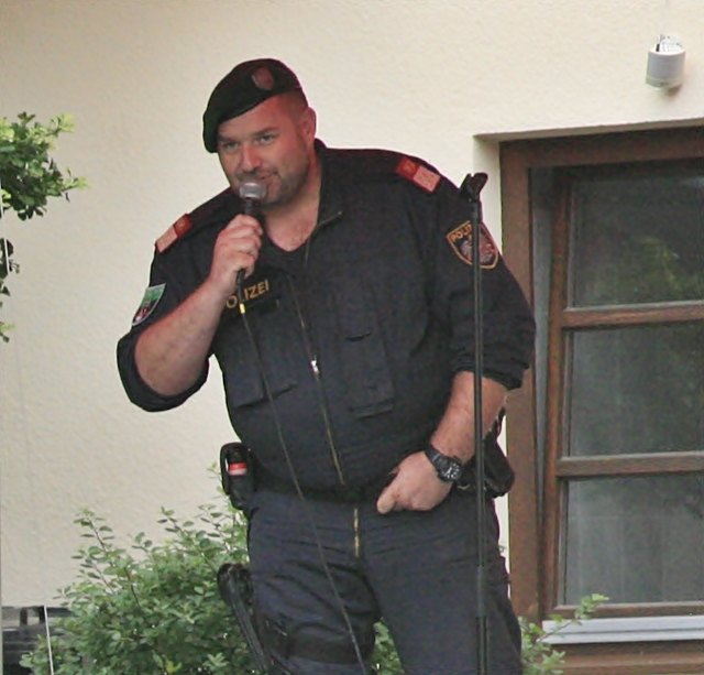 Bez.Insp. Landesausbildner Dietmar Lintner bot die begleitenden Informationen zur Vorführung und Wissenswertes zu den Hunden und ihrer Ausbildung