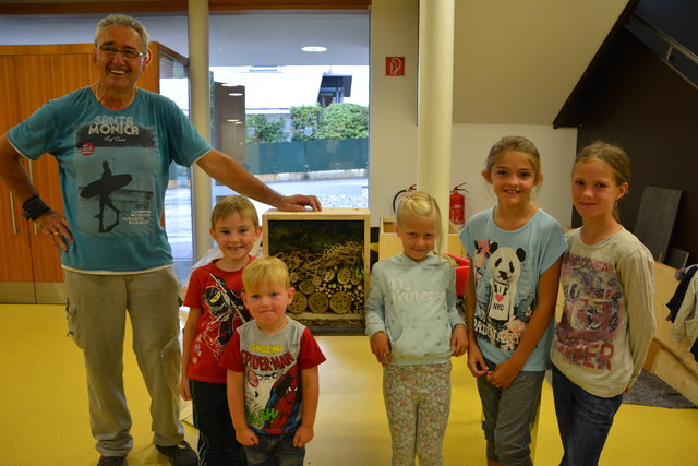 Zusammen mit Obmann Alfred Marignoni präsentierten die Kinder das Insektenhotel.