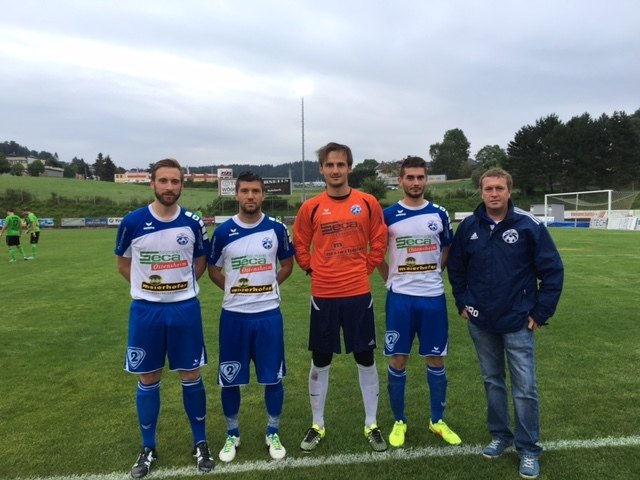 Ottensheim Kapitän Berger mit den Neuen Mirchev, Kitzmüller, Rossmann und Trainer Buchegger (von links).