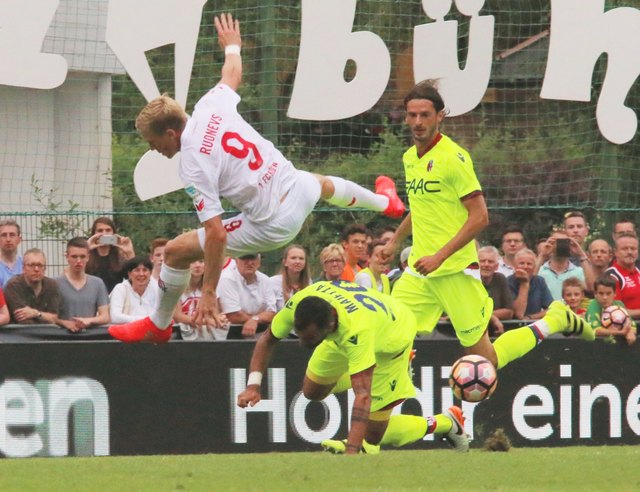 Rassige Szenen wie diese im Testspiel FC Köln - Bologna waren Mangelware. Verletzungen sollen vermieden werden.