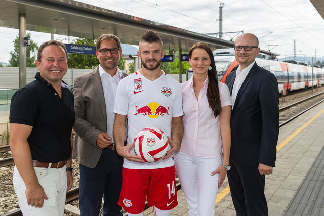 Freuen sich über die Vertragsverlängerung (im Bild v. l.): Hermann Häckl, Peter Brandl, Valon Berisha, Allegra Frommer und Christian Spanner. | Foto: Neumayr