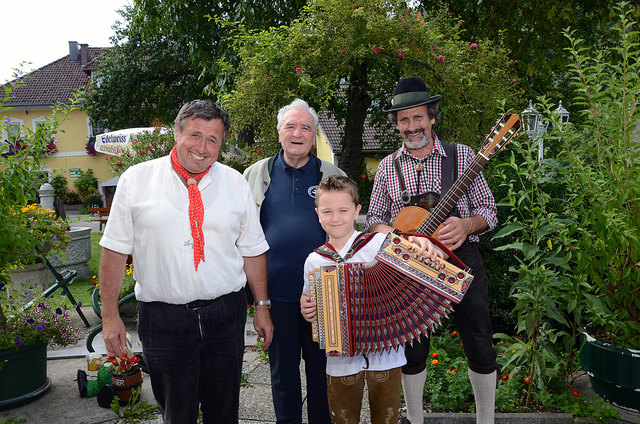 Obmann Anton Witti, Stiftsdekan Wolfgang Renoldner mit den mit dem  Musiktalent Michael Gruber (Hartkirchen) und Josef Eder (Schlüßlberg). | Foto: Josef Pointinger