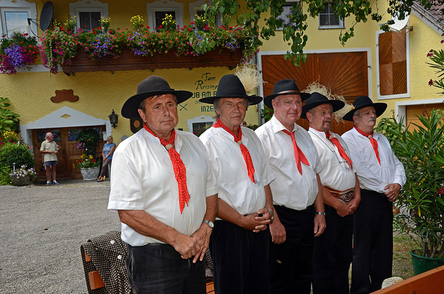 In schöner Tracht die Vereinsmitglieder der Schiffsleute bei der Messe (v.li.) Obmann Anton Witti. | Foto: Josef Pointinger