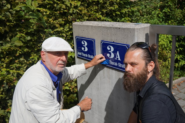 Der Münchner Künstler Wolfram Kastner mit dem Salzburger Künstler daniel Toporis setzen sich mit den Spuren Josef Thoraks in Salzburg auseinander.