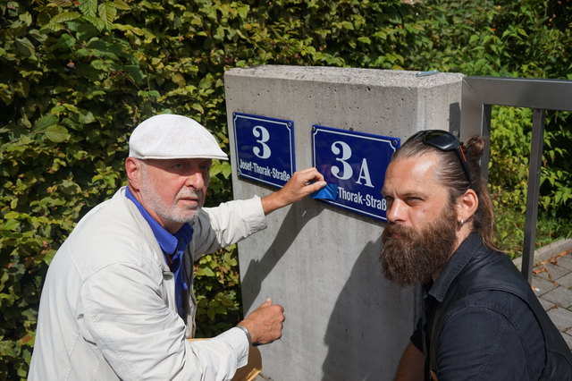 Der Münchner Künstler Wolfram Kastner mit dem Salzburger Künstler daniel Toporis setzen sich mit den Spuren Josef Thoraks in Salzburg auseinander. | Foto: Christian Kaserer