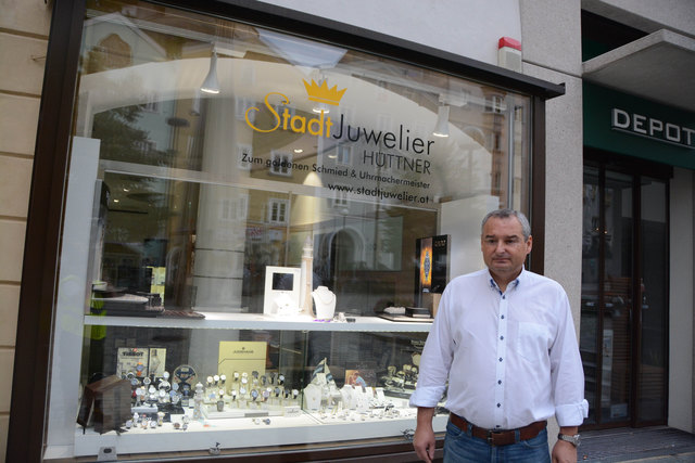 Juwelier Heinrich Hüttner vor seinem Geschäft am Unteren Stadtplatz | Foto: ZOOM.TIROL