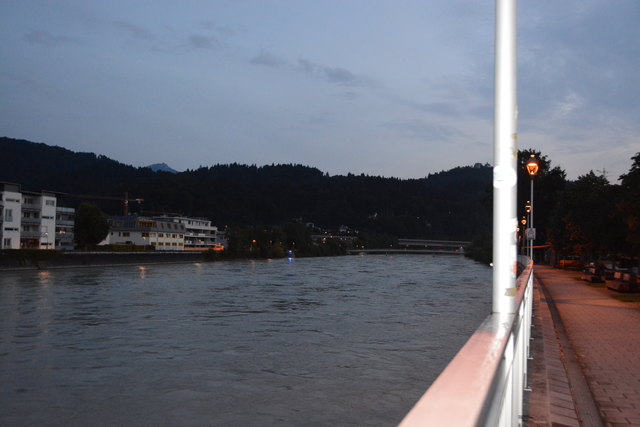 Augenzeugen sollen berichtet haben, dass zumindest einer der Flüchtigen in den Inn gesprungen sei – die Suche blieb bislang erfolglos. | Foto: ZOOM.Tirol