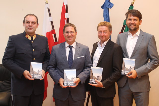Von links: Stadtpolizeikommandant Klaus Hübner, Bürgermeister Andreas Rabl, Vizebürgermeister Gerhard Kroiß und Wirtschafts-Stadtrat Peter Lehner (ÖVP) präsentierten im Vorjahr den Sicherheits-Ratgeber.