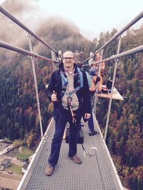 Keine Höhenangst: Christian Pölzl auf der längsten Fußgängerhängebrücke der Welt.