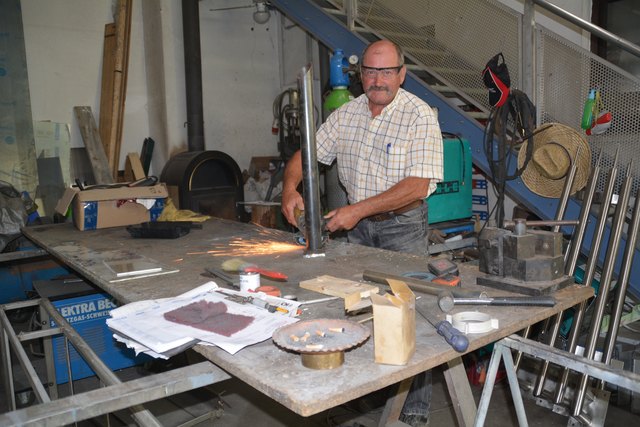 Unternehmer Johann Rottensteiner arbeitet immer noch gerne in seiner Werkstatt.