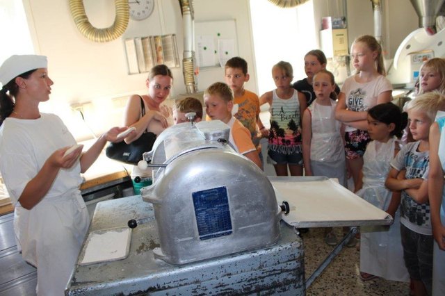 150 Stück Teigrohlinge wurden von den kleinen Nachwuchsbäckern verarbeitet. | Foto: privat