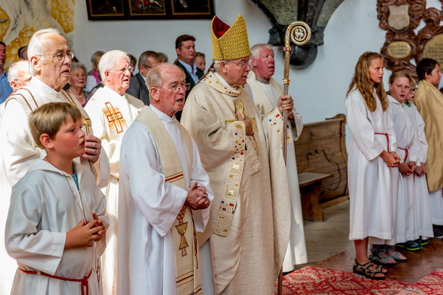 Franz Ruthofer, Günther Leiner, Johann Stummer, Alois Kothgasser und Josef Kramar mit Ministranten bei der Messe. | Foto: Grünbacher