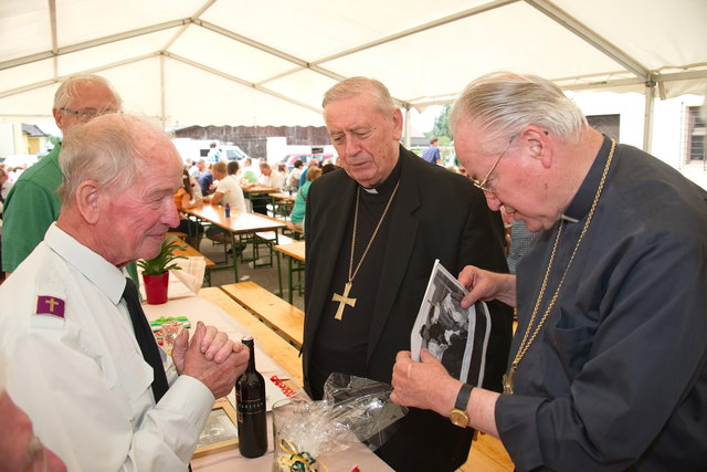 Altbischof Ludwig Schwarz  und Alt-Erzbischof Alois Kothgasser gratulierten Stummer. | Foto: Grünbacher