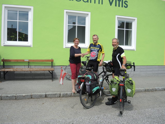 Endlich daheim: 3.600 Kilometer legte Johann Wurz zurück. Ab Stuttgart begleitete ihn Günther Frank. Bürgermeisterin Anette Töpfl begrüßte die beiden bei ihrer Ankunft. | Foto: Marktgemeinde Vitis