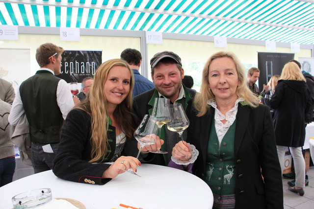 Die Gastgeber Sabine und Christian mit Burgi Ganahl.