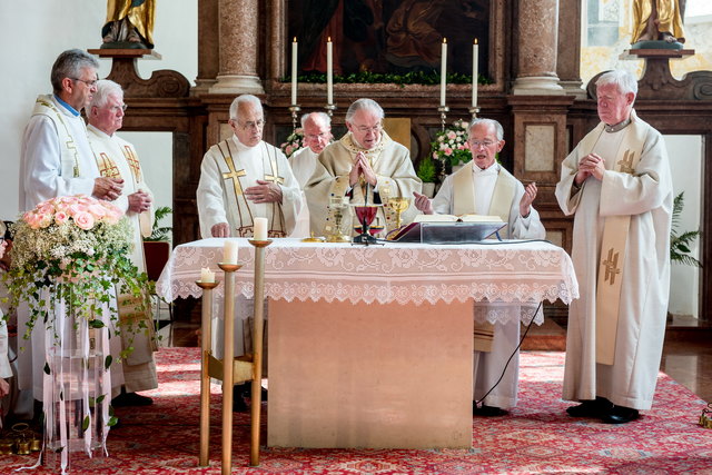 Provinzial Petrus Obermüller, Studienkollege Günther Leiner, Pater Franz Ruthofer, Alterzbischof Alois Kothgasser, Jubilar Stummer und Pfarrer Josef Kramar (v.l.). | Foto: Grünbacher
