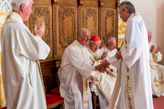 Pfarrer Josef Kramar, Jubilar Stummer, Alterzbischof Alois Kothgasser, Bischofsassistent und Provinzial Petrus Obermüller (v.l.). | Foto: Grünbacher