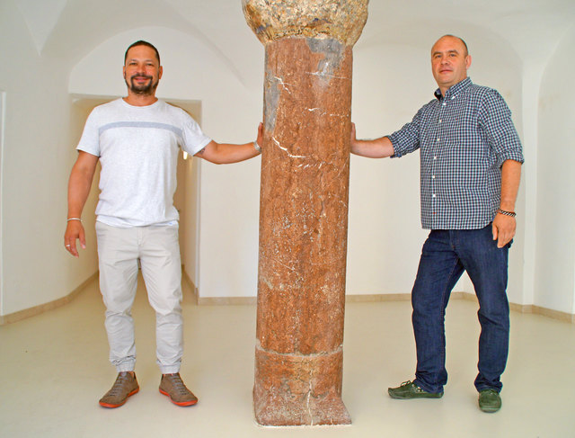 Andreas Pilz und David Huber, Huber & Pilz BauträgergesmbH, vor der Marmorsäule im Gewölbe.