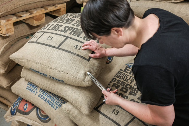 Kontrolle: Chef-Barista Barbara Bauer überprüft die Qualität des Rohkaffees.