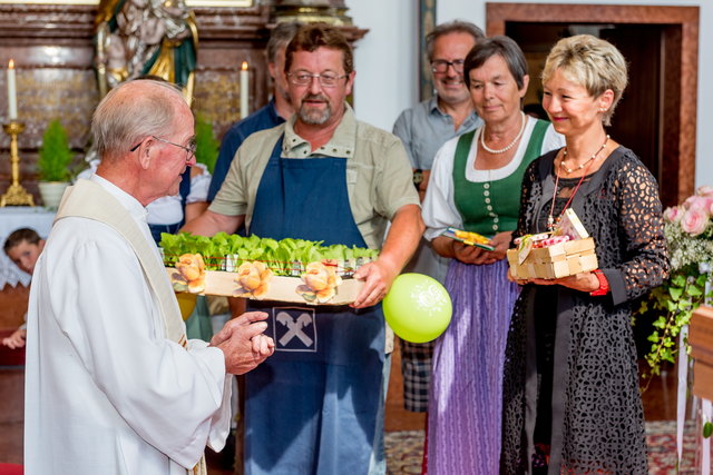Eine Abordnung des St. Anna Chores mit Rudi Erkner und dem Jubilar. | Foto: Grünbacher