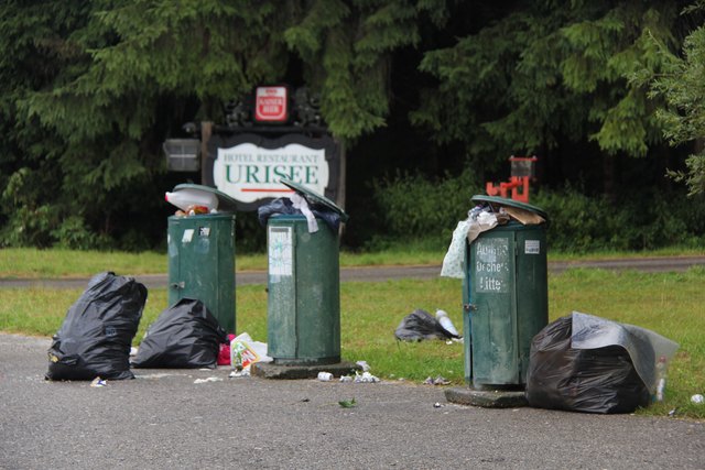 Volle Tonnen am Parkplatz beim Hotel Urisee.