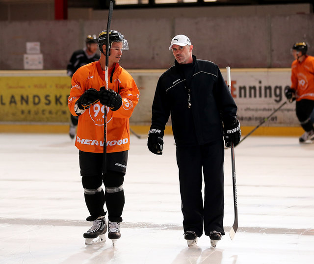 Der Coach und sein Star: Bei Ivo Jan (r.) und Oliver Setzinger herrscht nach dem 1:4 der 99ers gegen Stavanger aber keine Spur von Panik. | Foto: GEPA