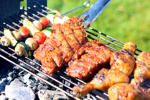Sowohl Fleischliebhaber als auch Vegetarier kommen bei der Grillveranstaltung auf ihre Kosten. | Foto: panthermedia
