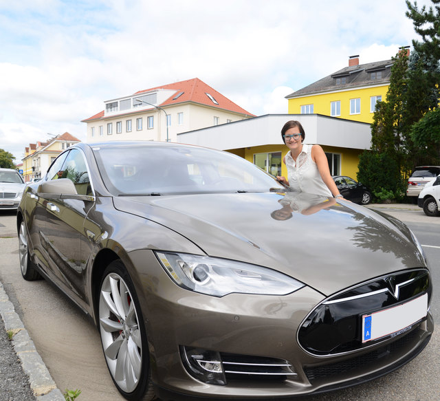 Tesla, 720 PS, Besitzer Markus Pass, Firmeninhaber Magora, hat ihn gekauft, "weil es das beste E-Auto am Markt ist." Unsere Producerin, Lisa Mayerhofer, Fan schneller Autos, ist schwer begeistert. | Foto: Günther Winkler