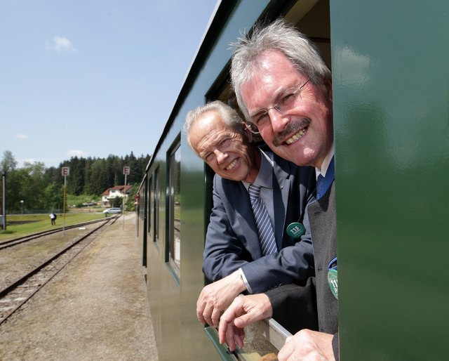 Der Candle Light Train ist ein beliebter Event auf der Waldviertelbahn, im Bild: NÖVOG Geschäftsführer Gerhard Stindl und Verkehrslandesrat Karl Wilfing. (© NÖVOG/Luger)