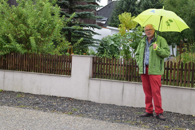 Richard Herold vor seinem Anwesen beanstandet, dass er durch das Auftragen des Asphaltbruchs das Unkraut einzeln auszupfen muss. | Foto: Zeiler