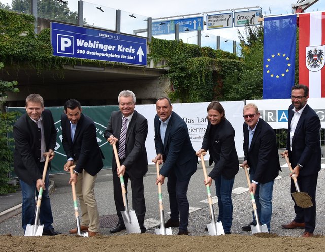 Angepackt: LR Anton Lang (3.v.l.), mit Stadtrat Mario Eustaccio (4.v.l.), Bauherren Günther Lederhaas von "Granit" (5.v.l.) und Anton Tropper (r.) beim Spatenstich. | Foto: Büro LR Lang