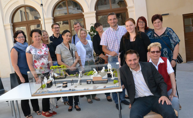 Beim Radworkshop im Töpperschloss Neubruck informierten sich Betriebe und Gemeindevertreter entlang der Ötscherland-Radroute auch über Vorschläge zur Gestaltung von Rast- und Inszenierungsplätzen. Andreas Purt (vorne, sitzend) von Mostviertel Tourismus sowie Anita Eybl (3.v.l.) und Radweg-Experte Ernst Miglbauer (6.v.l.) standen Rede und Antwort. | Foto: Hackl