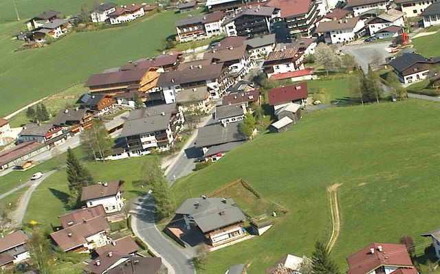 Bisher grüne Wiese – künftig Heizwerk? An der Dorfstraße soll gebaut werden.