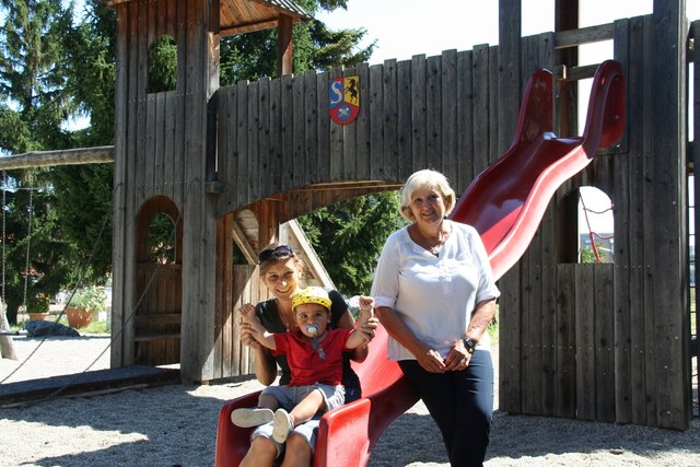 Simmeringer helfen Simmeringern: Eva-Maria Hatzl möchte den Spielplatz retten. Andrea Koch und ihr Quentin (17 Monate) würden den Platz stark vermissen.
