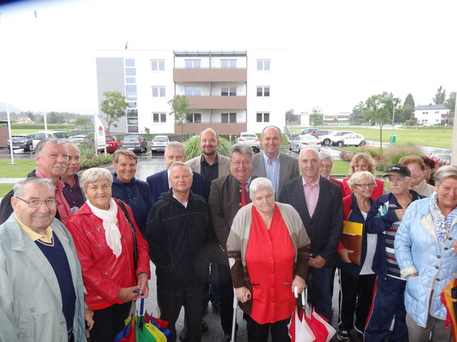 GV Mag. Stefan Kramer, Prokurist Wolfgang Ruschitzka, Dr. Dagmar Staubmann, Geistl. Rat Janez Tratar, Dir. Josef Winkler, GV Kajetan Glantschnig, Bgm. Gottfried Wedenig, GV Friedrich Wintschnig, Vzbgm. Alois Lach umgeben von den neuen Mietern (v. li. stehend, hinten) | Foto: KK