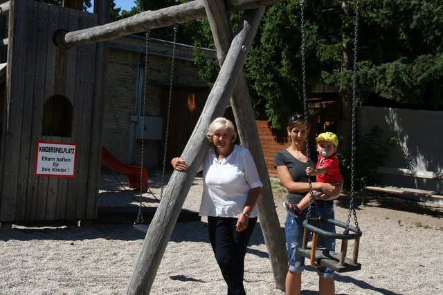 Simmeringer helfen Simmeringern: Eva-Maria Hatzl möchte den Spielplatz retten. Andrea Koch und ihr Quentin (17 Monate) würden den Platz stark vermissen.