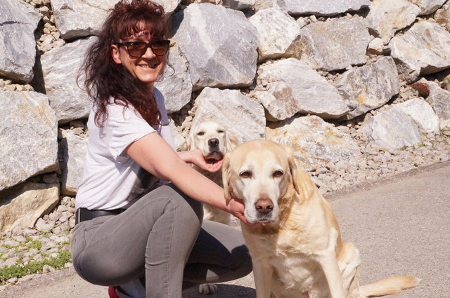 Gabriele Robl setzte sich für die Hundezone in Pressbaum ein, sie und ihre Hunde "XY" und "XY" sind zufrieden. | Foto: Waculik