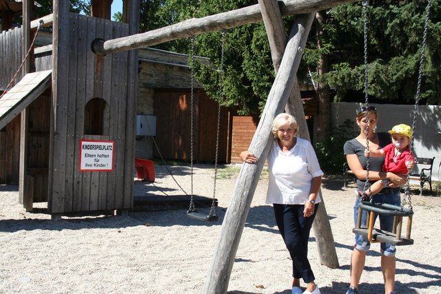 Simmeringer helfen Simmeringern: Eva-Maria Hatzl möchte den Spielplatz retten. Andrea Koch und ihr Quentin (17 Monate) würden den Platz stark vermissen.