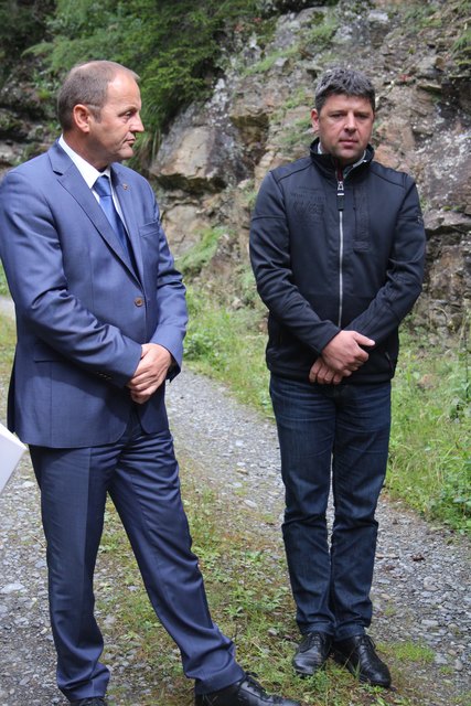 Stellvertretender Landeshauptmann Josef Geisler zeigte sich zufrieden und lauschte interessiert den Worten des Dorfchefs.