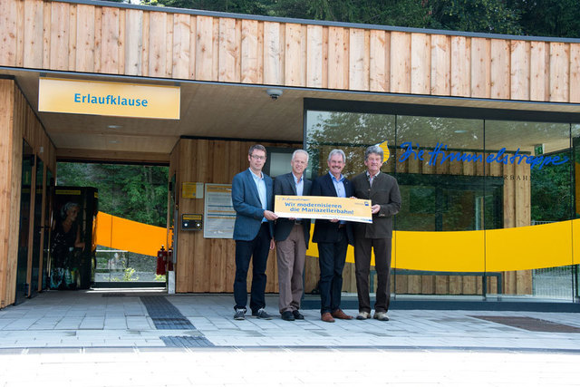 Die Station Erlaufklause wurde zu einem modernen und kundenfreundlichen Bahnhof umgebaut, im Bild: Dienststellenleiter Anton Hackner, NÖVOG Geschäftsführer Gerhard Stindl, Verkehrslandesrat Karl Wilfing und Bürgermeister Alfred Hinterecker. (© NÖVOG/Kolonovits)