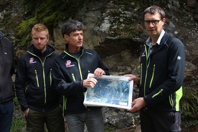 Talförster Reinhard Köfler erzählt anhand des exemplarischen Ausschnittes vom Sonnenberg über die langjährige, intensive Pflege des Jungwaldes.